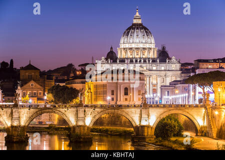 Rom, Italien, Vatikan Kuppel von St. Peter Basilika (San Pietro) und Sant'Angelo Brücke über Fluss Tiber in der Abenddämmerung. Einer der berühmtesten Ansicht in der Wor Stockfoto