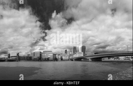 Ausblick: Themse North Bank in der Londoner City London Bridge - Walkie Talkie, Cheesegrater, Adelaide House und Cannon Street Station Stockfoto