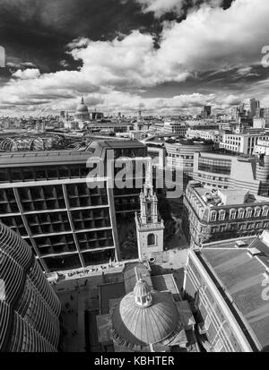 Iconic grüne Kuppel von Sir Christopher Wren St. Stephen Walbrook Kirche, Stadt London EC4, von oben gesehen, mit St. Paul's Cathedral in der Skyline Stockfoto