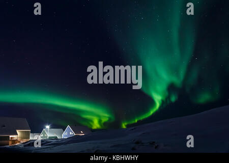 Arctic Village und grünen Wellen von Northern Lights in einem Vorort von Nuuk, Grönland Stockfoto