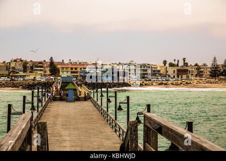 Lange pier, wandern Leute, Wohnhäuser auf Küste von deutschen Kolonialstadt Swakopmund, Namibia Stockfoto