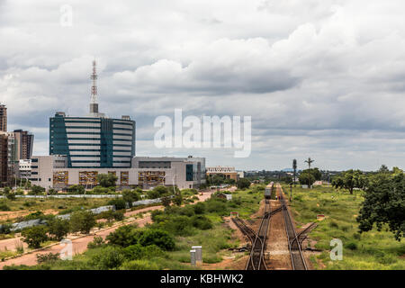 Eisenbahn und der sich rasch entwickelnden central business district, Gaborone, Botswana, Afrika, 2017 Stockfoto