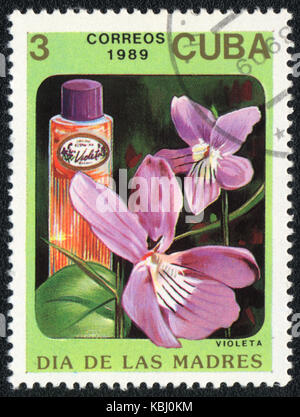 Einen Stempel in Kuba gedruckt zeigt eine Flasche violeta Parfüm, ca. 1989 Stockfoto