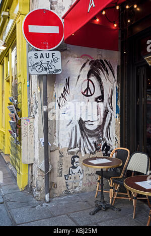 Graffiti an der Wand von einem Cafe auf der Rue de Buci im lateinischen Viertel von Paris. Stockfoto