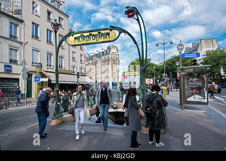 Haltestelle Père-Lachaise Eingang auf dem Boulevard de Ménilmontant im 20. Arrondissement, entworfen von Hector Guimard (1867-1942). Stockfoto