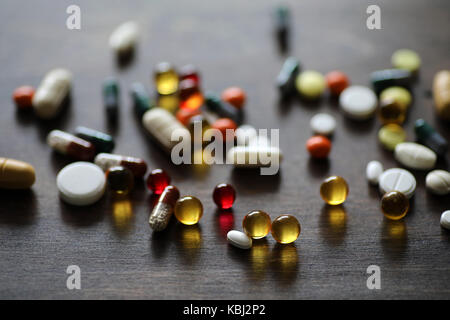 Medikamente und Tabletten auf einer hölzernen Textur Tabelle Stockfoto