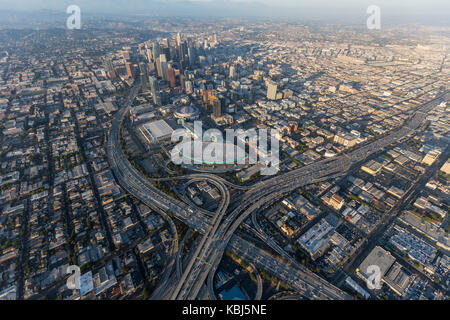 Los Angeles, Kalifornien, USA - 7. August 2017: Luftaufnahme der Hafen 110 und Santa Monica 10 Autobahnkreuz, LA Convention Center und Downtown s Stockfoto