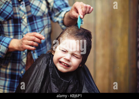 Ein kleiner Junge ist in der Friseur getrimmt Stockfoto