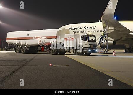 Kraftstoff-Flugzeug-service Stockfoto