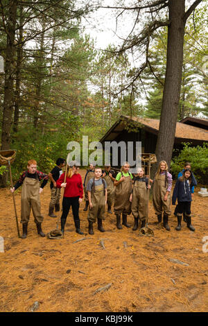 Kinder bereiten über aquatische Biologie und andere ökologische Bildung Aktivitäten im upham Woods outdoor Learning Center zu lernen, ein Teil der Univers Stockfoto