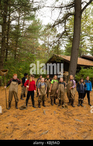 Kinder bereiten über aquatische Biologie und andere ökologische Bildung Aktivitäten im upham Woods outdoor Learning Center zu lernen, ein Teil der Univers Stockfoto