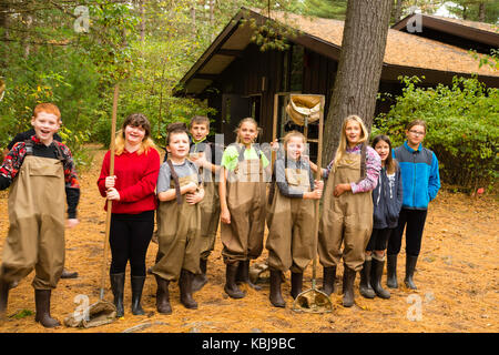 Kinder bereiten über aquatische Biologie und andere ökologische Bildung Aktivitäten im upham Woods outdoor Learning Center zu lernen, ein Teil der Univers Stockfoto