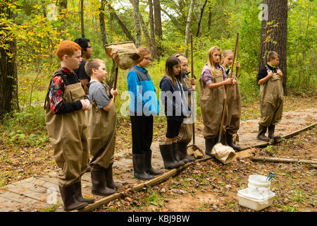 Kinder bereiten über aquatische Biologie und andere ökologische Bildung Aktivitäten im upham Woods outdoor Learning Center zu lernen, ein Teil der Univers Stockfoto