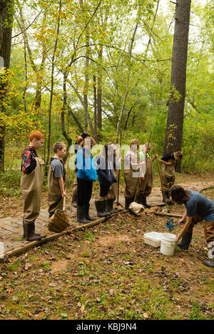 Kinder bereiten über aquatische Biologie und andere ökologische Bildung Aktivitäten im upham Woods outdoor Learning Center zu lernen, ein Teil der Univers Stockfoto