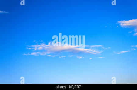 Fantastische weichen weißen Wolken gegen blauen Himmel Stockfoto