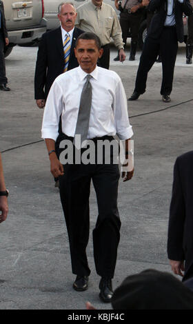 MIAMI, FL - 21. Oktober: Demokratische US-Präsidentschaftskandidat Illinois Senator Barack Obama Adressen Anhänger mit seiner Frau Michelle Obama bei einer Rallye an den Bicentennial Park in Miami, Florida, 21. Oktober 2008. Obama wird das Weiße Haus trail belassen, um es später in dieser Woche an der Seite seines schwer kranken 85-jährigen Großmutter in Florida, nur 11 Tage vor der Wahl. Personen: Barack Obama, Michelle Obama Getriebe Ref: MNC 4 Hoo-Me.com/MediaPunch Stockfoto