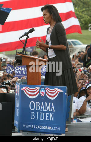 MIAMI, FL - 21. Oktober: Demokratische US-Präsidentschaftskandidat Illinois Senator Barack Obama Adressen Anhänger mit seiner Frau Michelle Obama bei einer Rallye an den Bicentennial Park in Miami, Florida, 21. Oktober 2008. Obama wird das Weiße Haus trail belassen, um es später in dieser Woche an der Seite seines schwer kranken 85-jährigen Großmutter in Florida, nur 11 Tage vor der Wahl. Personen: Barack Obama, Michelle Obama Getriebe Ref: MNC 4 Hoo-Me.com/MediaPunch Stockfoto