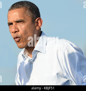 HOLLYWOOD, FL - November 04: US-Präsident Barack Obama Schiele vom Florida Sun, wie Er spricht während einer Kundgebung am McArthur High School in Hollywood, Florida, Obama und Challenger Mitt Romney, kreuz und quer durch Amerika am Sonntag, ansprechend für Stimmen in einer zweitägigen Endrunde Schlag für die US-Wahl gewinnen, dass beide Seiten Anspruch ist innerhalb Ihrer Reichweite. Am 11. Oktober in Hollywood, Florida 2012. Personen: Präsident Barack Obama Getriebe Ref: FLXX Hoo-Me.com/MediaPunch Stockfoto