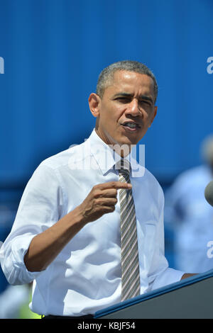 MIAMI, FL - 29. März: Präsident Barack Obama Ansätze das Podium während einer Veranstaltung im PortMiami in Miami, Florida. Der Präsident sprach über Straßen- und Brückenbau während der Veranstaltung im Hafen von Miami, wo er auch einen neuen Tunnel Projekt am 29. März in Miami, Florida 2013 tourte. Personen: Präsident Barack Obama Getriebe Ref: FLXX Hoo-Me.com/MediaPunch Stockfoto