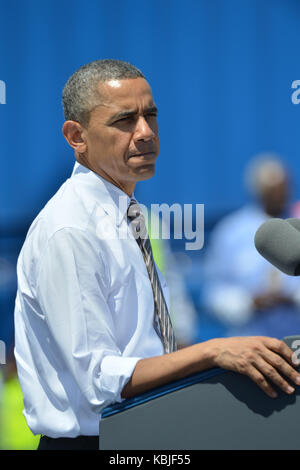 MIAMI, FL - 29. März: Präsident Barack Obama Ansätze das Podium während einer Veranstaltung im PortMiami in Miami, Florida. Der Präsident sprach über Straßen- und Brückenbau während der Veranstaltung im Hafen von Miami, wo er auch einen neuen Tunnel Projekt am 29. März in Miami, Florida 2013 tourte. Personen: Präsident Barack Obama Getriebe Ref: FLXX Hoo-Me.com/MediaPunch Stockfoto