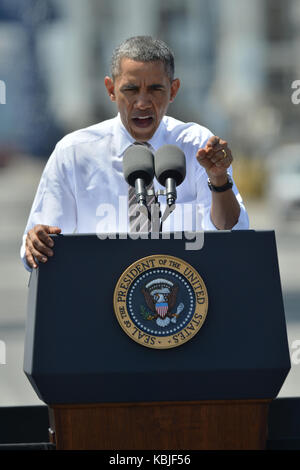 MIAMI, FL - 29. März: Präsident Barack Obama Ansätze das Podium während einer Veranstaltung im PortMiami in Miami, Florida. Der Präsident sprach über Straßen- und Brückenbau während der Veranstaltung im Hafen von Miami, wo er auch einen neuen Tunnel Projekt am 29. März 2013 in Miami, Florida Menschen bereist: Präsident Barack Obama Getriebe Ref: FLXX Hoo-Me.com/MediaPunch Stockfoto