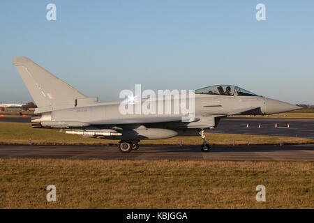 Glück Fang des Strobe Licht auf die RAF-Eurofighter Typhoon FGR 4 Rollen für den aktiven Start- und Landebahn am RAF Coningsby an einem klaren Wintertag. Stockfoto