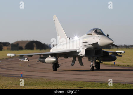 Glück Fang des Strobe Licht auf die RAF-Eurofighter Typhoon FGR 4 Rollen für den aktiven Start- und Landebahn am RAF Coningsby an einem klaren Wintertag. Stockfoto