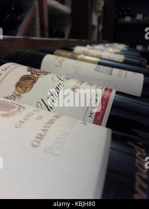 Wein für den Verkauf in einem Keller, Vendee, Frankreich Stockfoto