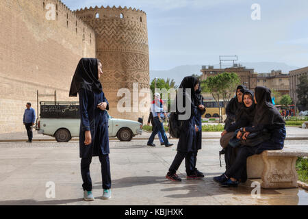 Provinz Fars, Shiraz, Iran - 19. April 2017: Iranische Schule Mädchen warten auf den Beginn der Exkursion nach Karim Khan Zitadelle. Stockfoto