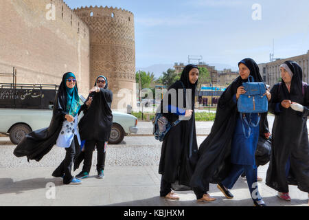 Provinz Fars, Shiraz, Iran - 19. April 2017: Iranische School Girls aus Ausflug von Karim Khan Schloss zurück. Stockfoto