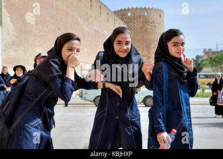 Provinz Fars, Shiraz, Iran - 19. April 2017: Drei iranischen Schülerinnen Spaß in der Nähe von Karim Khan Zitadelle, redaktionelle Verwendung. Stockfoto