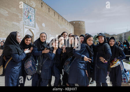 Provinz Fars, Shiraz, Iran - 19. April 2017: Iranischer Schülerinnen Spaß haben und beim Anblick der Kamera von einer touristischen posieren. Stockfoto