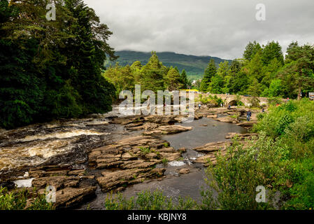 Laufen fällt der Dochart in einer kleinen Stadt von Killin in Central Scotland Stockfoto