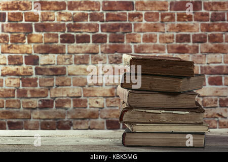 Alte Bücher auf Holztisch Stockfoto