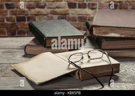 Alte Bücher auf Holztisch Stockfoto