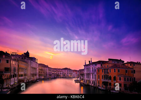 Lange Exposition der dramatischen Himmel bei Sonnenuntergang über Venedig, Italien von der Accademia Brücke aus gesehen Stockfoto