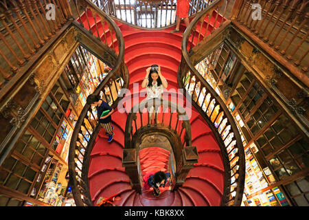 Porto, Portugal - Juli 07, 2017: Hohe Betrachtungswinkel und der Treppe im Inneren der Berühmten Buchhandlung Lello e irmao, als einer der schönsten Europas angesehen. Stockfoto