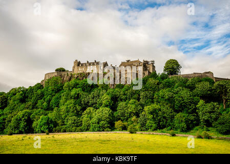 Ein Sommer Blick von Stirling Castle auf den felsigen Hügel im Zentrum von Schottland Stockfoto