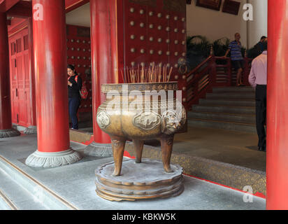 Singapur - 22.August 2017: räuchergefäß Zahnreliquie des Buddha Tempel in Chinatown, Singapur Stockfoto