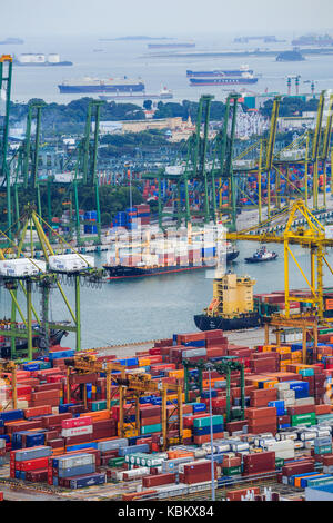 Singapur - 20.August 2017: Hafen von Singapur, Es ist eines der geschäftigsten Import, Export, Logistik Häfen der Welt Stockfoto