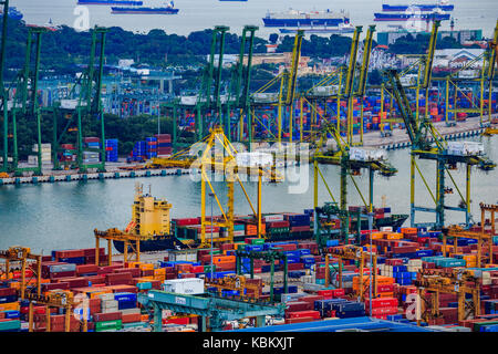 Singapur - 20.August 2017: Hafen von Singapur, Es ist eines der geschäftigsten Import, Export, Logistik Häfen der Welt Stockfoto