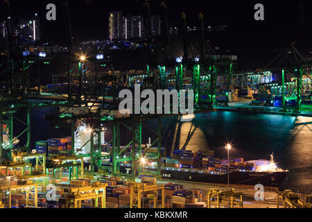 Singapur - 20.August 2017: Hafen von Singapur, Es ist eines der geschäftigsten Import, Export, Logistik Häfen der Welt Stockfoto