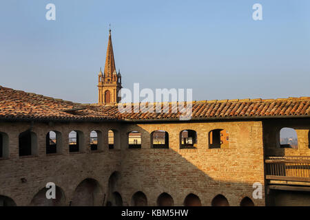 Beeindruckende alte Festung in Vignola, Italien Stockfoto