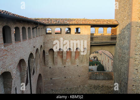 Innenhof der alten Festung in Vignola, Italien Stockfoto