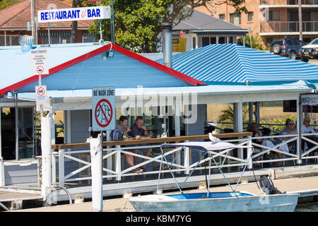 Restaurant Bar mit Kunden auf Wallis Lake bei Forster Tuncurry in der Mitte der Nordküste von New South Wales, Australien Stockfoto