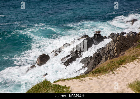 Die zerklüftete Küstenlinie am nördlichen Ende von One Mile Beach, Forster, Mitte der Nordküste von New South Wales, Australien Stockfoto