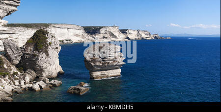 Weißen Kalkfelsen von Bonifacio an der südlichen Spitze der Insel vor der Meerenge von Bonifacio, Strecke des Meeres zwischen Korsika und Sardinien Stockfoto