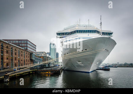 Amsterdam, Holland, 29. August 2017: Costa Magica am Cruise Terminal in Amsterdam Stockfoto