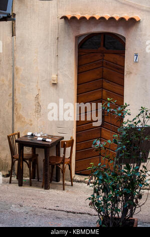 Corsera: Outdoor Tisch eines Restaurants in den Gassen der Altstadt von Bonifacio, die Stadt auf dem Gelände einer Burg aus dem 9. Jahrhundert gebaut Stockfoto