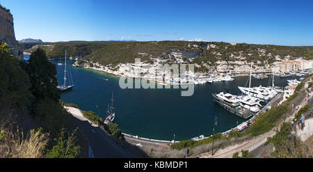 Segelboote im Hafen von Bonifacio in der Bucht von Figari, einem ertrunken Schlucht ein Fjord - wie Aussehen vom Meer getrennt durch eine Landzunge Stockfoto